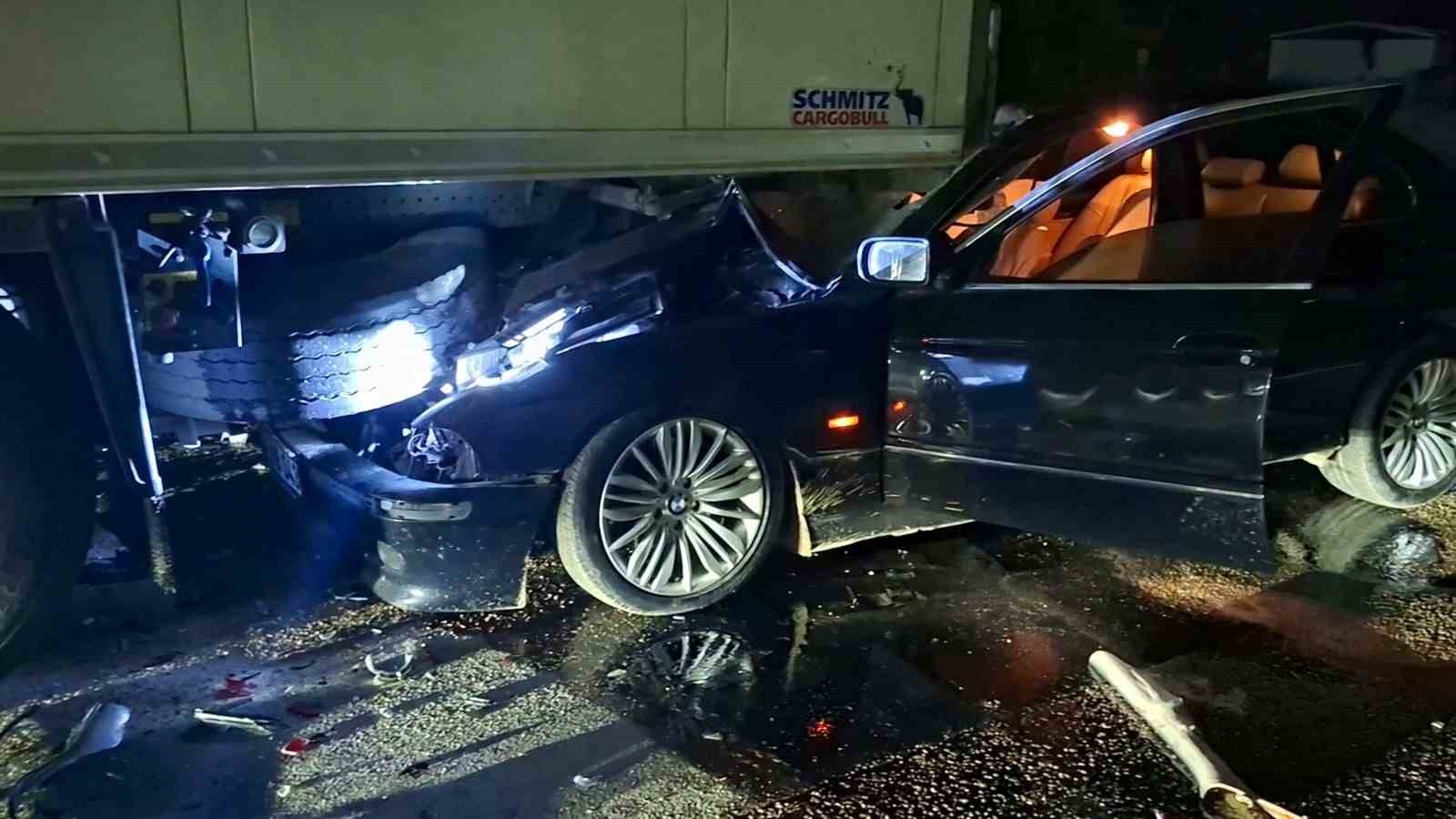 BURSA’NIN NİLÜFER İLÇESİ AKÇALAR MAHALLESİ’NDE MEYDANA GELEN KAZADA, LÜKS BİR OTOMOBİL PARK...