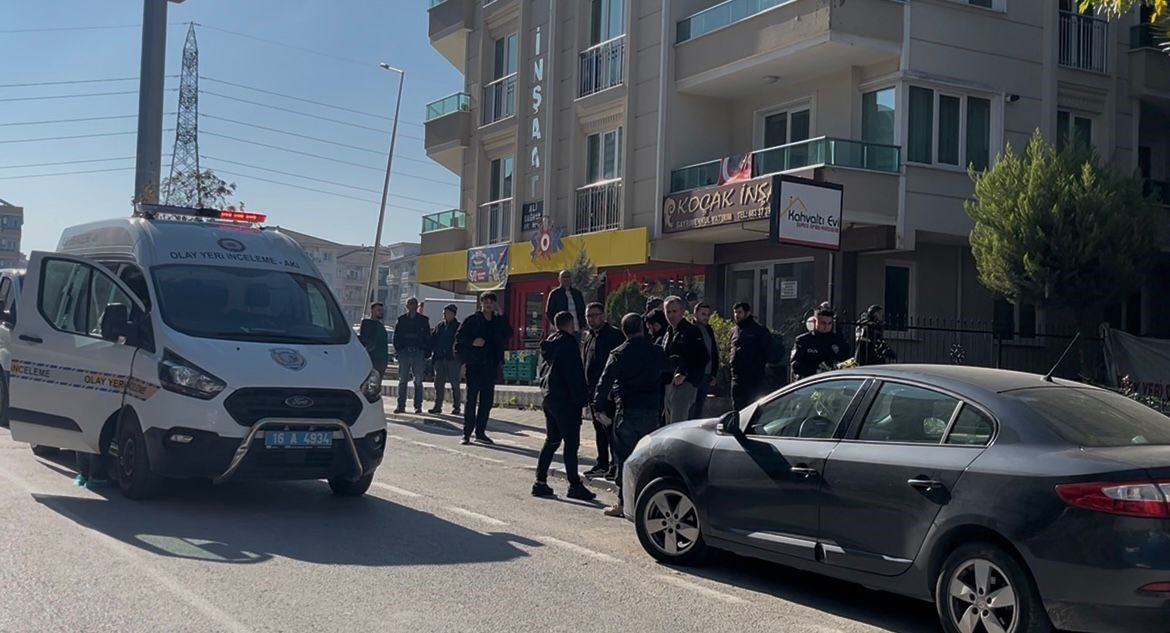 BURSA’NIN NİLÜFER İLÇESİNDE 1 KİŞİ, TAKİP ETTİĞİ ESKİ SEVGİLİSİNİ KAFEDE SİLAHLA VURUP ÖLDÜRDÜ...