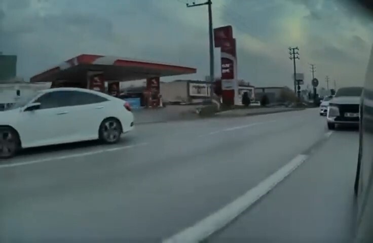 BURSA’NIN NİLÜFER İLÇESİNDE İZMİR YOLU ÜZERİNDE SEYREDEN 16 AGU 63 PLAKALI OTOMOBİL, YÜKSEK HIZDA...