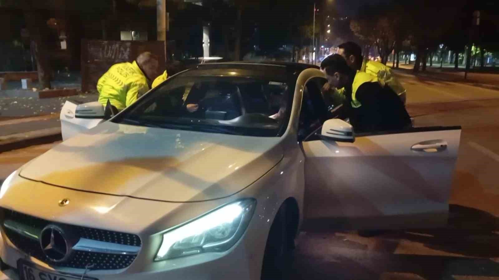 BURSA’NIN OSMANGAZİ İLÇESİNDE POLİS EKİPLERİNİN TRAFİK UYGULAMASINDAN KAÇMAYA ÇALIŞAN ALKOLLÜ...