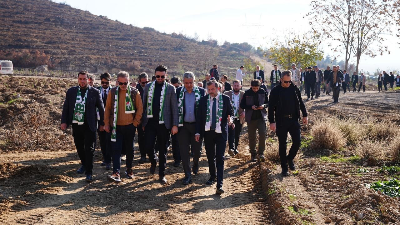 BURSASPOR YÖNETİMİ VE FUTBOLCULARI, GÜRSU’DA  GEÇEN TEMMUZ AYINDA ÇIKAN ORMAN YANGINLARINDA ZARAR...