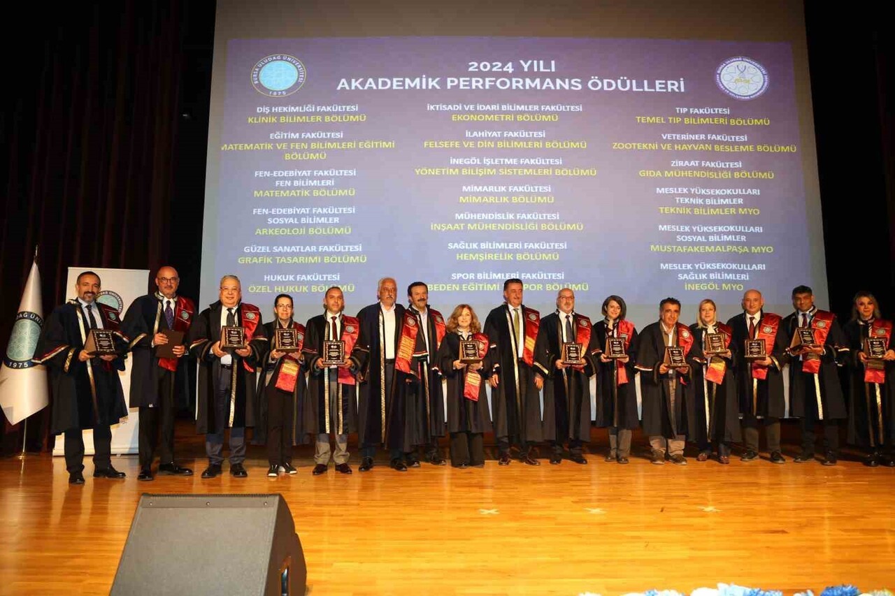 BUÜ, "AKADEMİK PERFORMANS ÖDÜL TÖRENİ" İLE 2024 YILININ EN İYİLERİNİ AÇIKLADI.