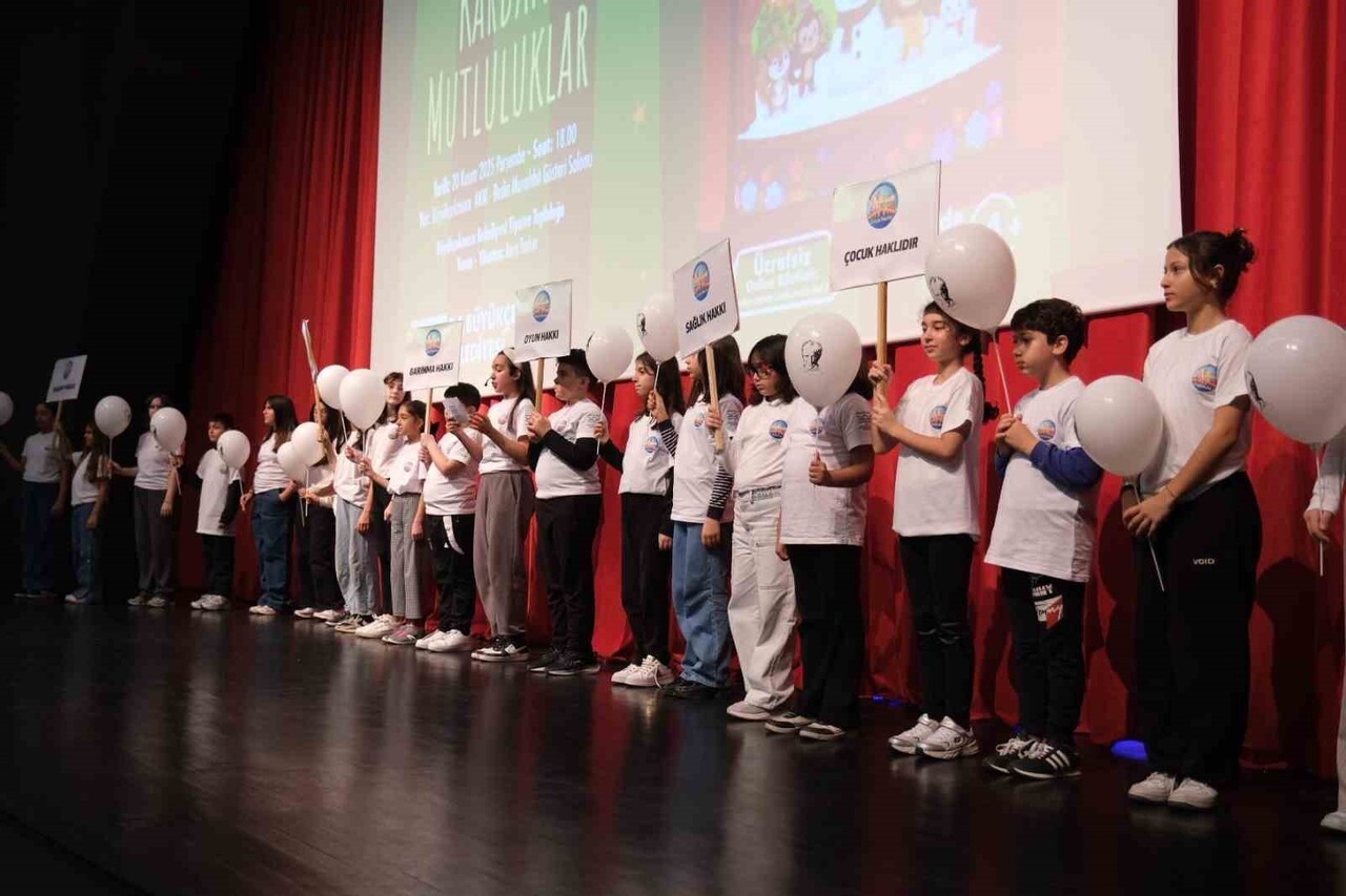 BÜYÜKÇEKMECE'DE DÜNYA ÇOCUK HAKLARI GÜNÜ'NDE ÇOCUKLAR, HAKLARINA SAHİP ÇIKMAK VE TOPLUMDA...