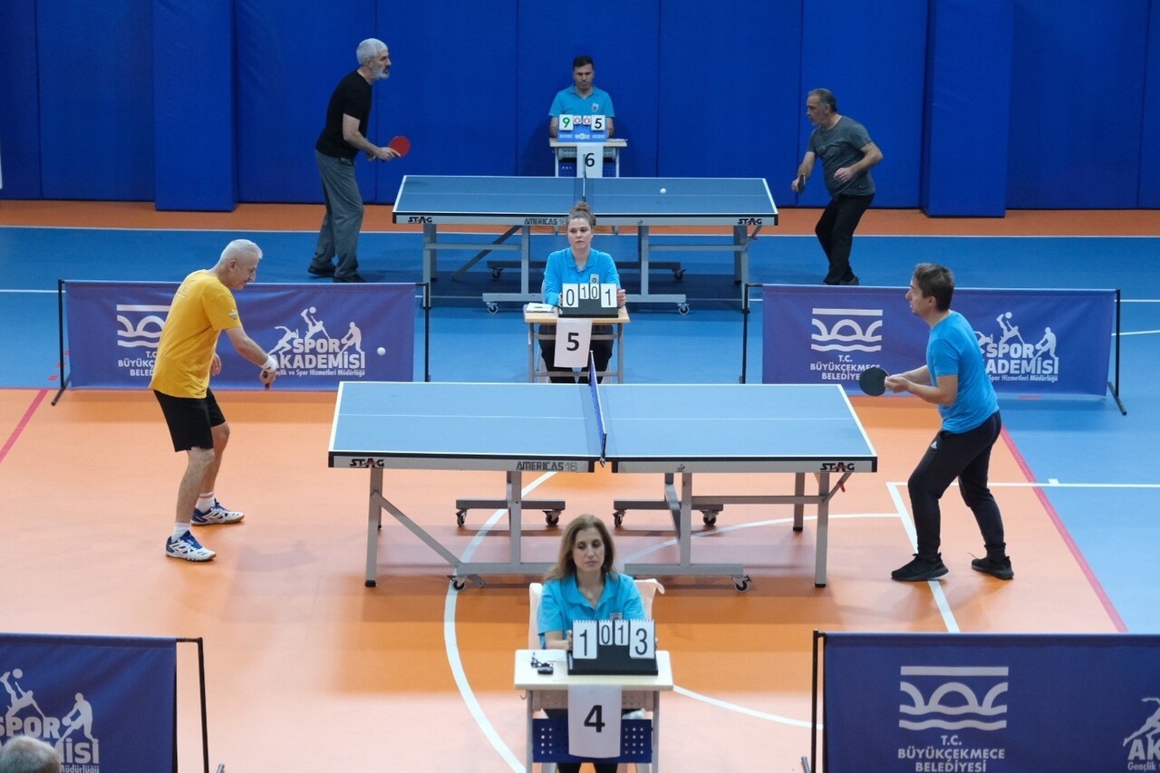 BÜYÜKÇEKMECE’DE DÜZENLENEN 40 YAŞ ÜSTÜ MASA TENİSİ TURNUVASI, İSTANBUL’UN FARKLI İLÇELERİNDEN...