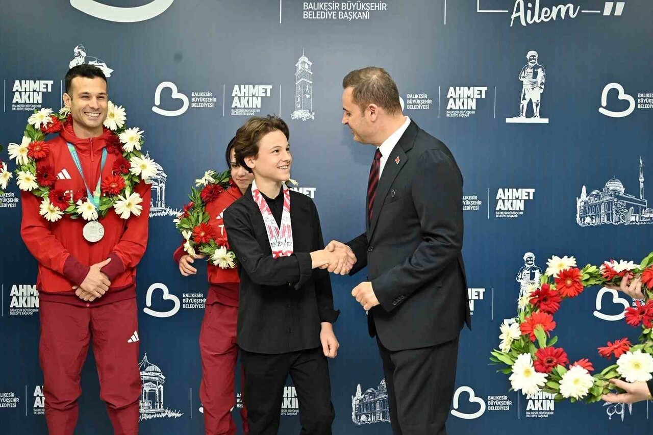 BÜYÜKŞEHİR BELEDİYE BAŞKANI AHMET AKIN, ÇEŞİTLİ BRANŞLARDA DERECE ALARAK BALIKESİR’İN ADINI...