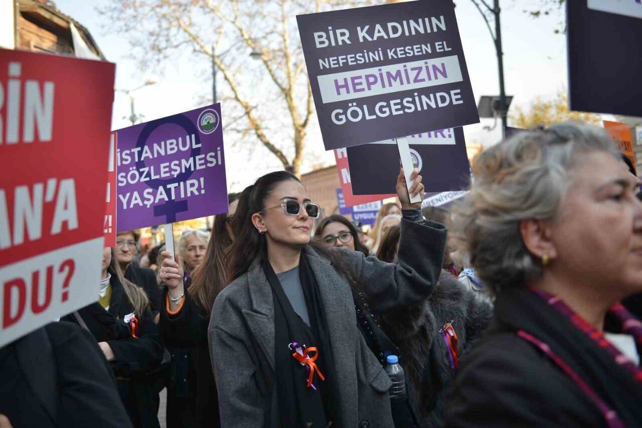 BÜYÜKŞEHİR BELEDİYESİ VE BURSA KENT KONSEYİ ÖNCÜLÜNDE 25 KASIM KADINA YÖNELİK ŞİDDETE KARŞI...