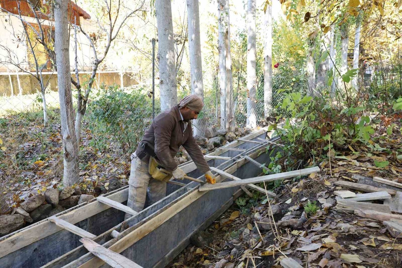 BÜYÜKŞEHİR BELEDİYESİ YETKİLİLERİ, YAPILAN DÜZENLEMENİN SAVUR’DAKİ SU KAYNAKLARININ DAHA VERİMLİ...
