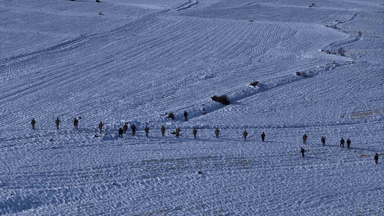 ÇALIŞMALARDA İZ TAKİP VE ARAMA KÖPEĞİNDEN DE FAYDALANAN JANDARMA TİMLERİ, GENİŞ BİR ALANI...