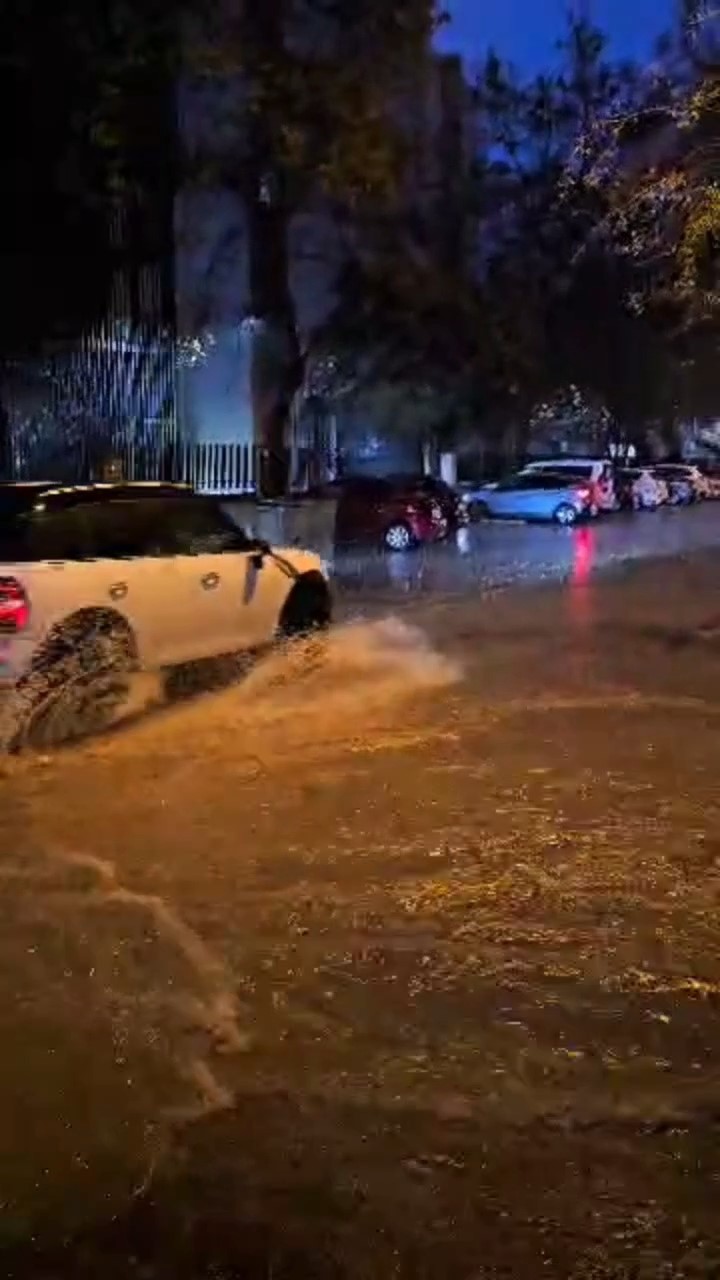 ÇANAKKALE'DE KISA SÜREDE ETKİLİ OLAN SAĞANAK YAĞIŞ NEDENİYLE KENT MERKEZİNDE BAZI CADDE VE...