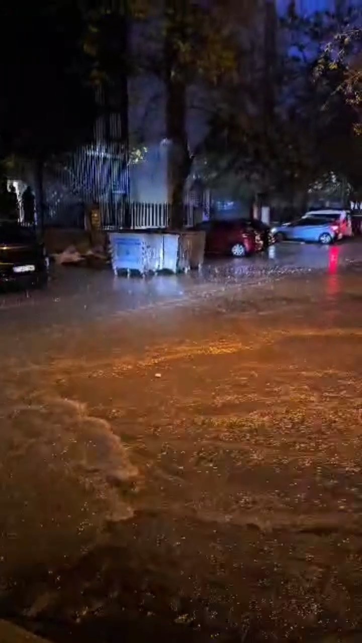 ÇANAKKALE'DE KISA SÜREDE ETKİLİ OLAN SAĞANAK YAĞIŞ NEDENİYLE KENT MERKEZİNDE BAZI CADDE VE...