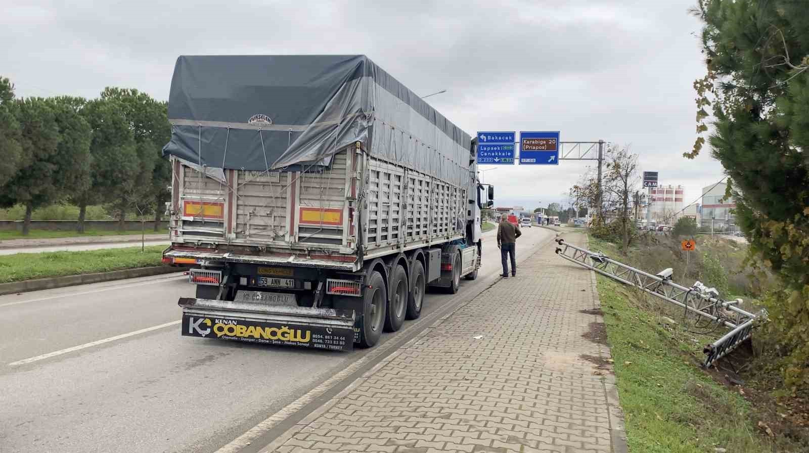 ÇANAKKALE’DE SEYİR HALİNDEKİ TIRIN AÇILAN DORSESİ, PLAKA TANIMA SİSTEMİ’NE (PTS) ÇARPTI. KAZA...