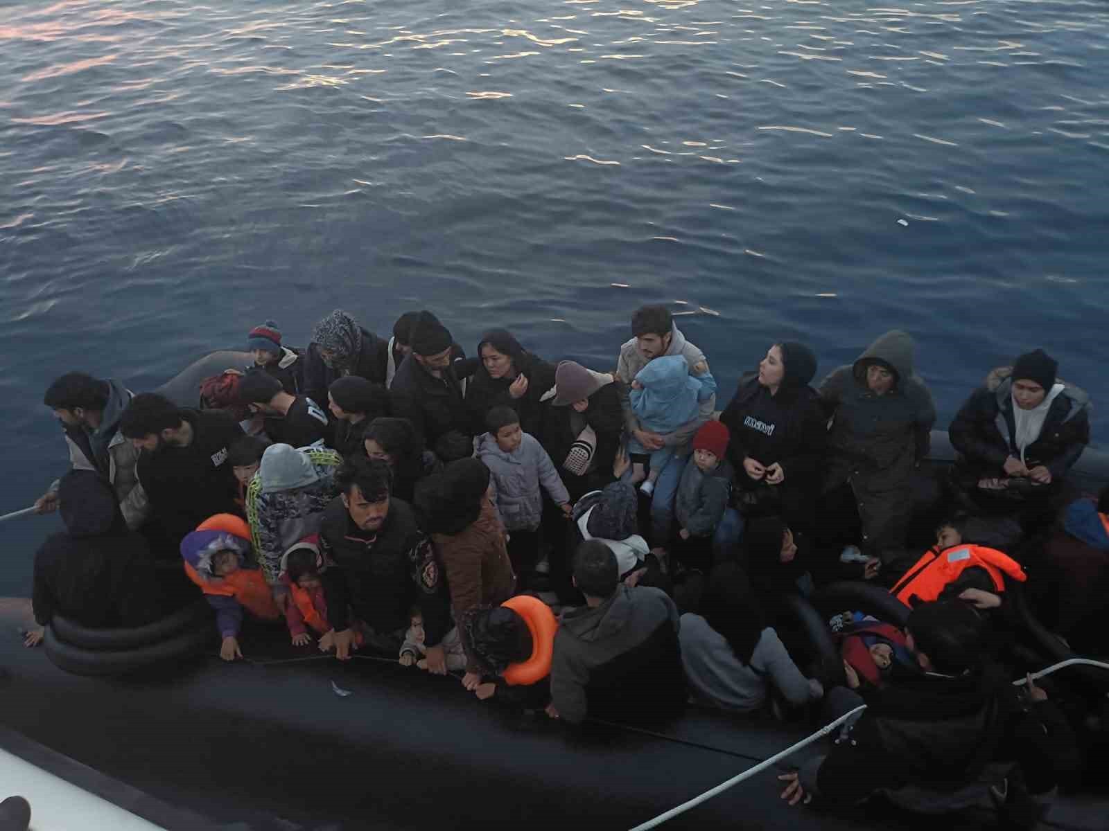 ÇANAKKALE’NİN AYVACIK İLÇESİ AÇIKLARINDA SAHİL GÜVENLİK EKİPLERİNCE 42 KAÇAK GÖÇMEN...