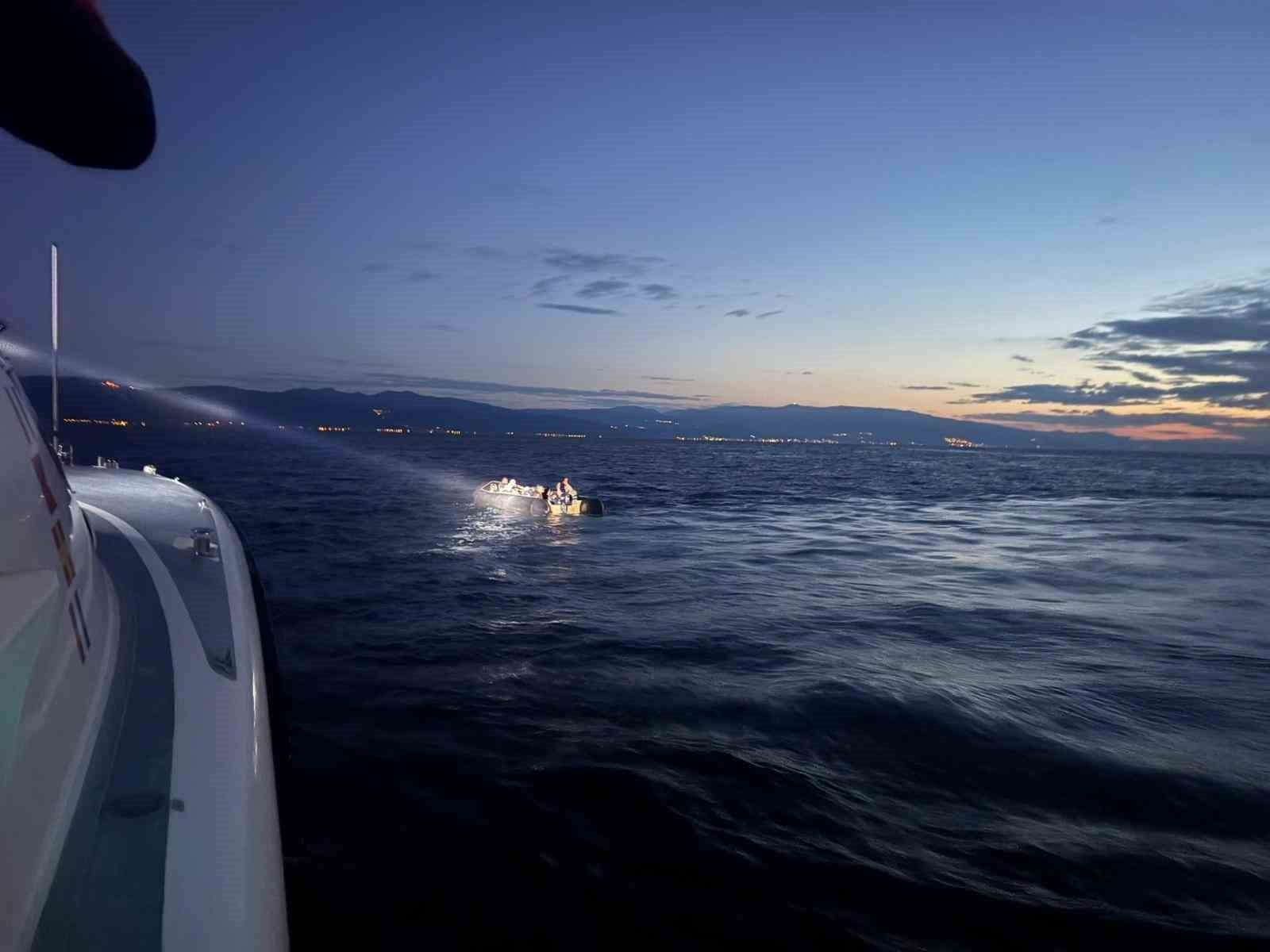 ÇANAKKALE’NİN AYVACIK İLÇESİ AÇIKLARINDA SAHİL GÜVENLİK KOMUTANLIĞI EKİPLERİNCE LASTİK BOT...