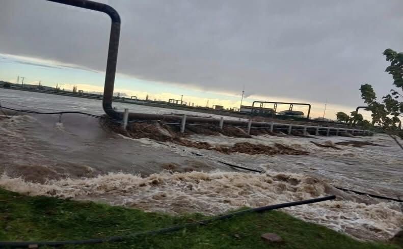 ÇANAKKALE’NİN AYVACIK İLÇESİNDE ETKİLİ OLAN ŞİDDETLİ SAĞANAK YAĞIŞLAR SEBEBİYLE TUZLA ÇAYI TAŞTI....
