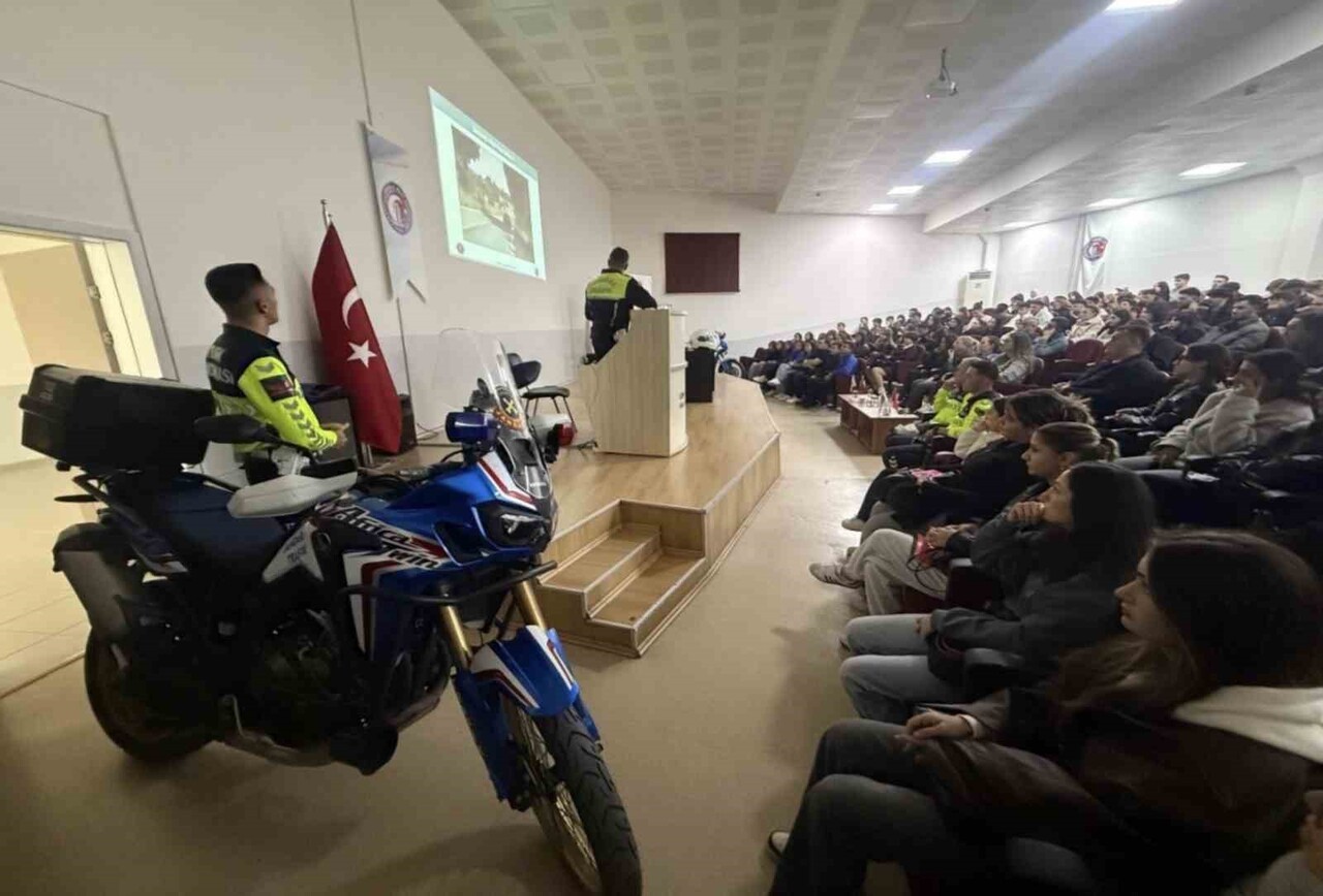 ÇANAKKALE’NİN EZİNE İLÇESİNDE JANDARMA EKİPLERİNCE MOTORSİKLET SÜRÜCÜLERİNE YÖNELİK ÇEŞİTLİ...