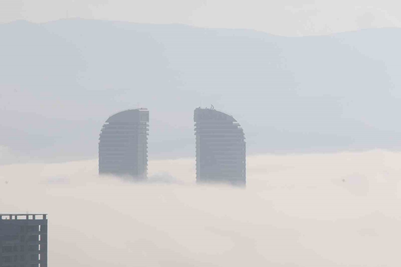 ÇANKAYA İLÇESİNİN YÜKSEK KESİMLERİ SABAH SAATLERİNDE SİSE TESLİM OLDU. SİS NEDENİYLE GÖRÜŞ...