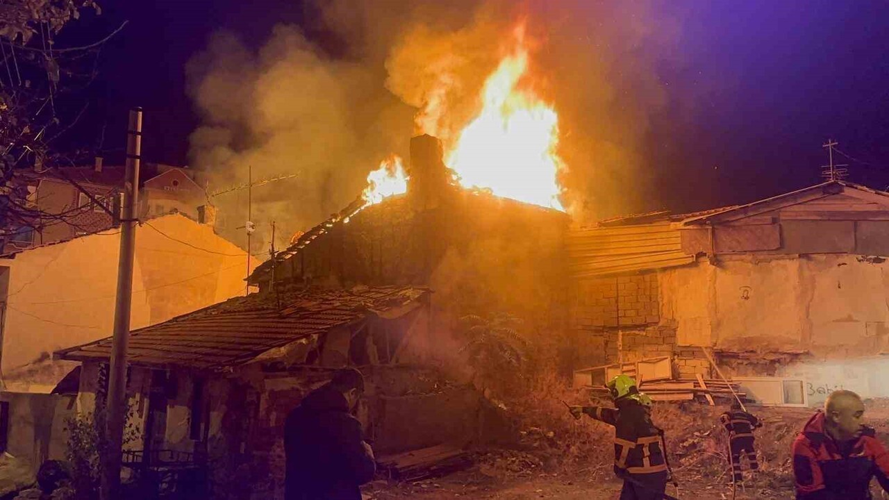 ÇANKIRI’DA ÇIKAN YANGINDA İKİ EV ALEVLERE TESLİM OLDU.