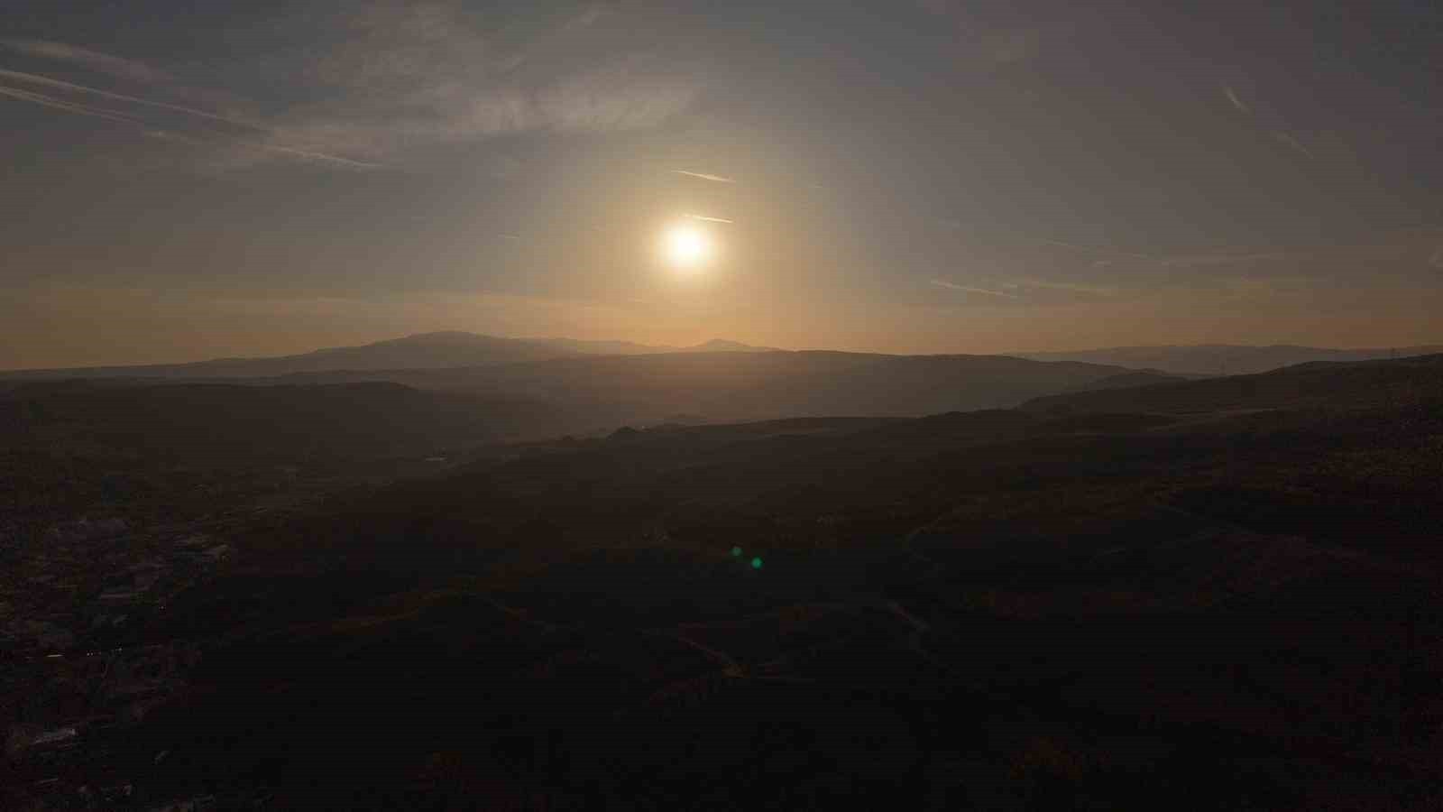 ÇANKIRI’DA GÜNBATIMI SIRASINDA ÇEKİLEN GÖRÜNTÜLER KARTPOSTALLIK MANZARA OLUŞTURDU.