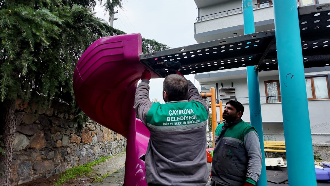 ÇAYIROVA'DAKİ YEŞİL VADİ İÇERİSİNDE BULUNAN PARK ALANI VE AKSE KÖY İÇİ PARKINDA YENİLEME...