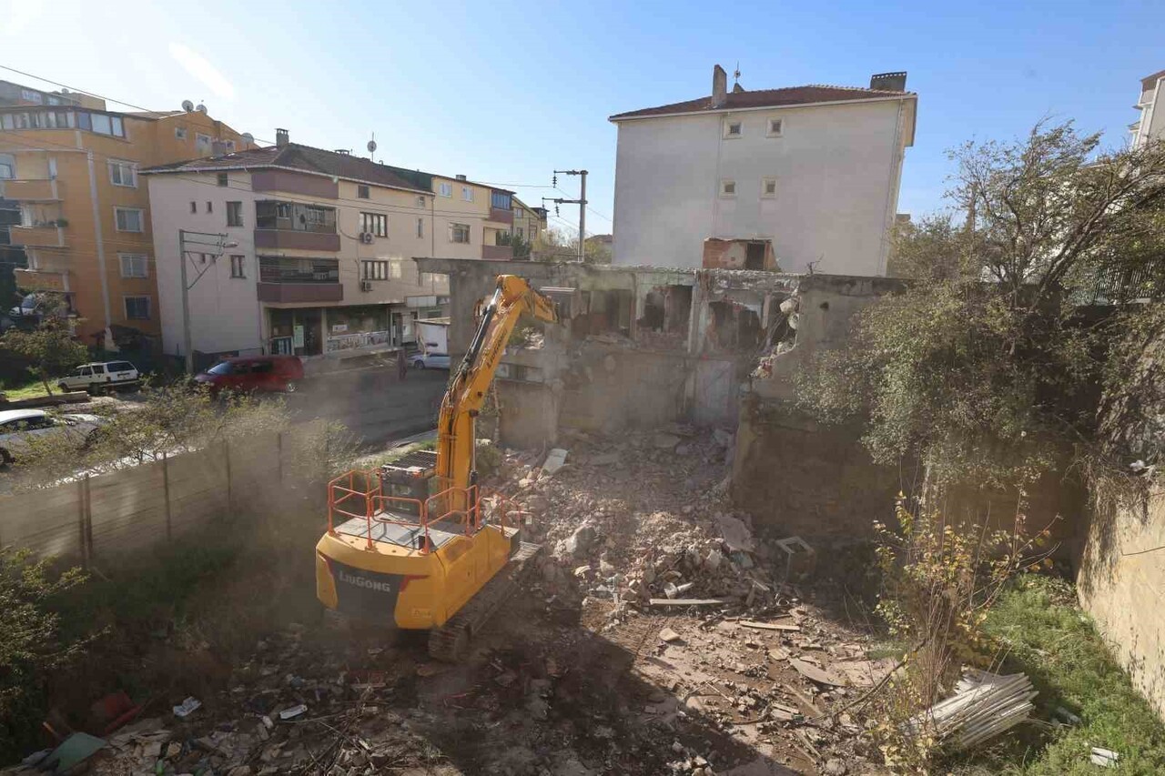 ÇAYIROVA İLÇESİNDE BULUNAN ÖZGÜRLÜK MAHALLESİ'NDEKİ METRUK BİNANIN YIKIMI...