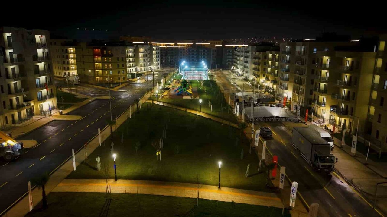 ÇEVRE, ŞEHİRCİLİK VE İKLİM DEĞİŞİKLİĞİ BAKANI MURAT KURUM, "KÜLLERİNDEN DOĞAN HATAY’IMIZ YİNE IŞIL...