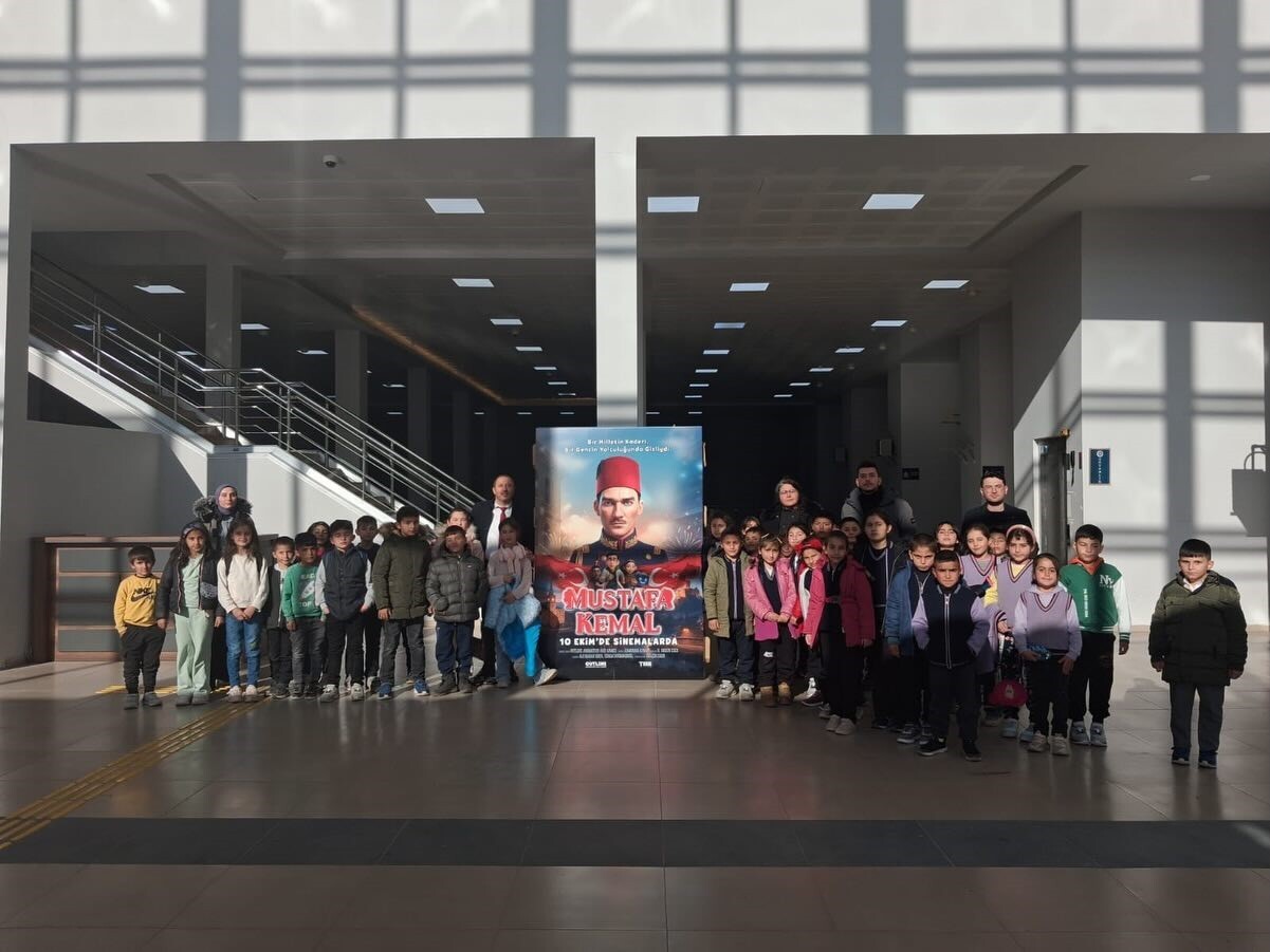 ÇILDIR İLÇESİNDE KÖY OKULLARINDA ÖĞRENİM GÖREN ÖĞRENCİLER "MUSTAFA KEMAL" FİLMİYLE ARÜ’DE...