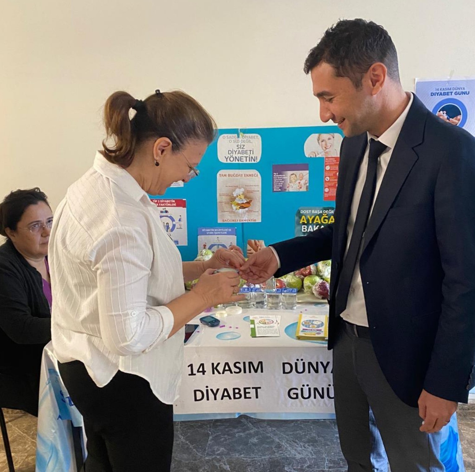 ÇİNE DEVLET HASTANESİ, DÜNYA DİYABET GÜNÜ’NDE VATANDAŞLARI BİLGİLENDİRİP ÜCRETSİZ KAN ŞEKERİ...