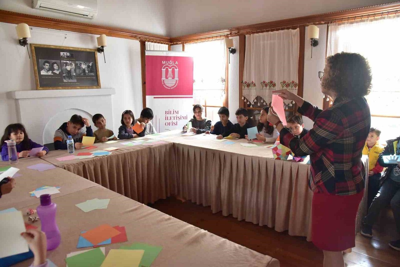 ÇOCUKLAR ORİGAMİ İLE GEOMETRİNİN DÜNYASINI KEŞFETTİ