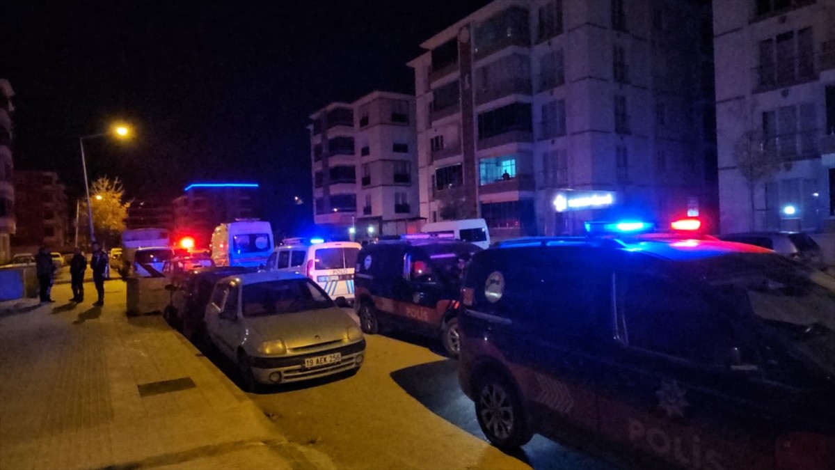 Çorum'da bir genç, tartıştığı kişilerden kaçarken silahla vurularak yaralandı. Sağlık ekiplerince...