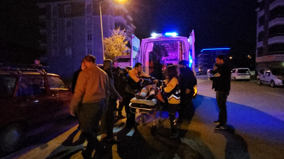 Çorum'da bir genç, tartıştığı kişilerden kaçarken silahla vurularak yaralandı. Sağlık ekiplerince...