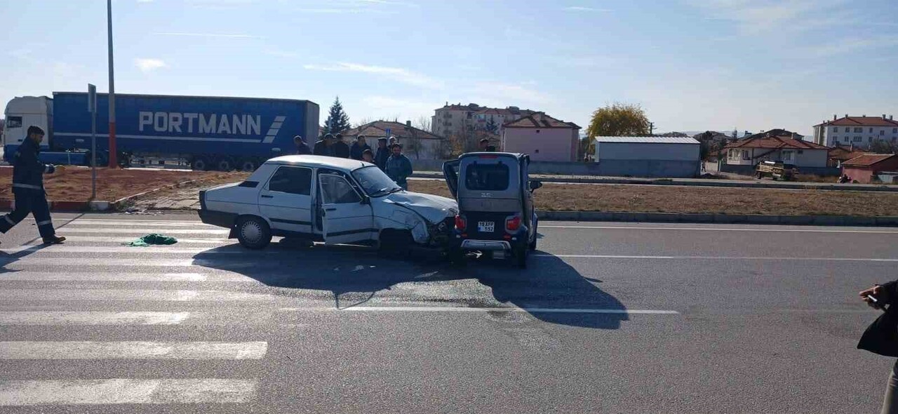 ÇORUM'UN ALACA İLÇESİNDE ELEKTRİKLİ ARAÇ İLE OTOMOBİLİN ÇARPIŞMASI NETİCESİNDE MEYDANA GELEN...