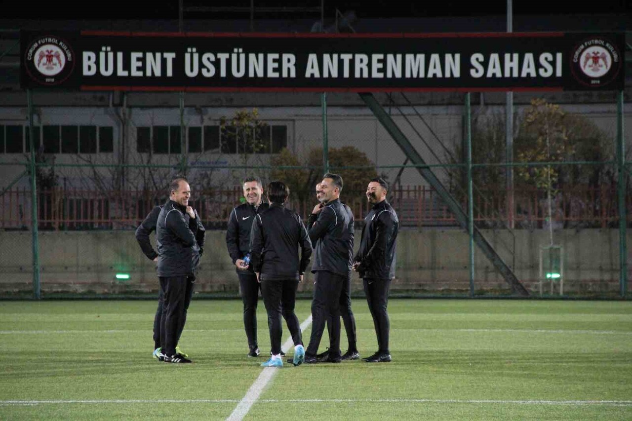 ÇORUM FK'DE GÖREV BAŞI YAPAN TEKNİK DİREKTÖR HÜSEYİN EROĞLU, TAKIMLA İLK ANTRENMANA...