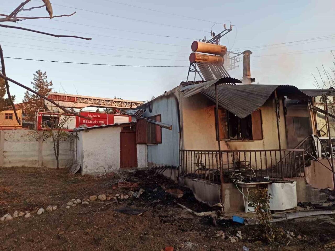 ÇORUM’UN ALACA İLÇESİNE ÇIKAN YANGINDA AHŞAP EV KULLANILAMAZ HALE GELİRKEN, 1 KİŞİ...