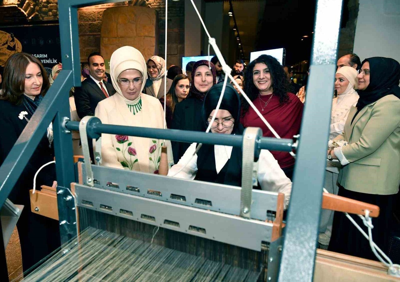 CUMHURBAŞKANI RECEP TAYYİP ERDOĞAN'IN EŞİ EMİNE ERDOĞAN, SOF KUMAŞIN DESENLERİNDEKİ ZEVKİSELİM VE...