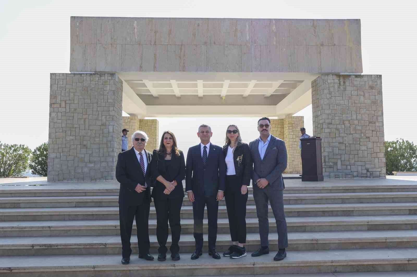 CUMHURİYET HALK PARTİSİ GENEL BAŞKANI ÖZGÜR ÖZEL, KKTC’DE KIBRIS TÜRKLERİNİN ÖNDERİ DR. FAZIL...