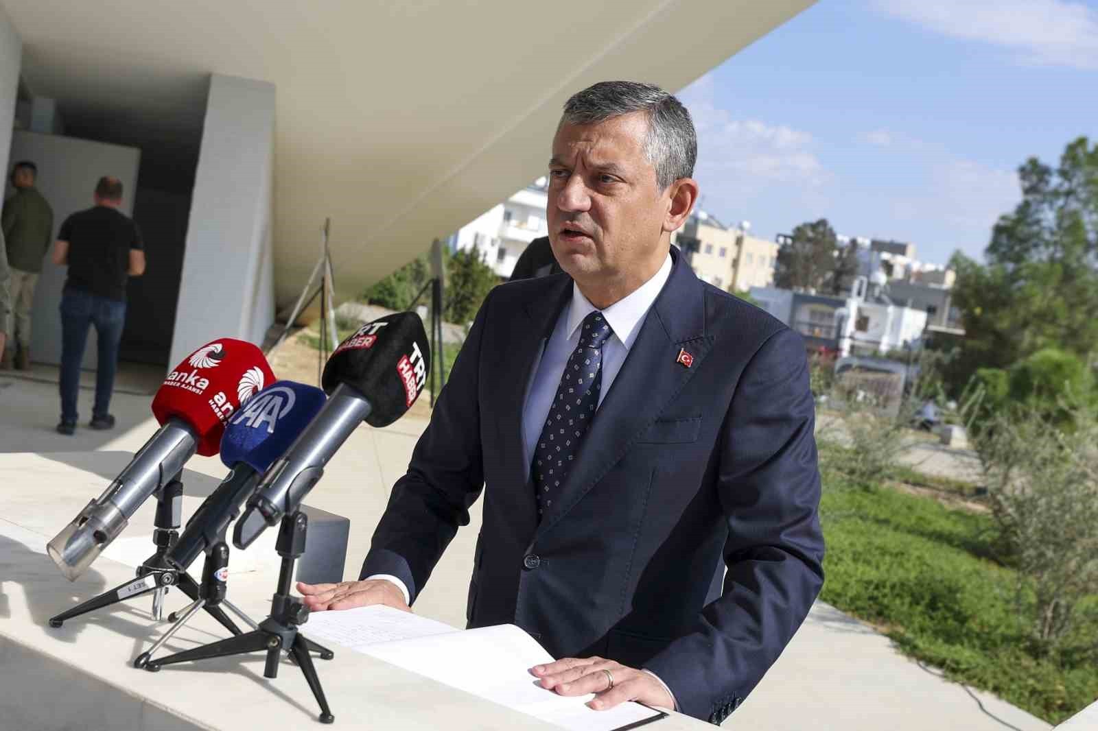 CUMHURİYET HALK PARTİSİ GENEL BAŞKANI ÖZGÜR ÖZEL, KKTC’DE KIBRIS TÜRKLERİNİN ÖNDERİ DR. FAZIL...