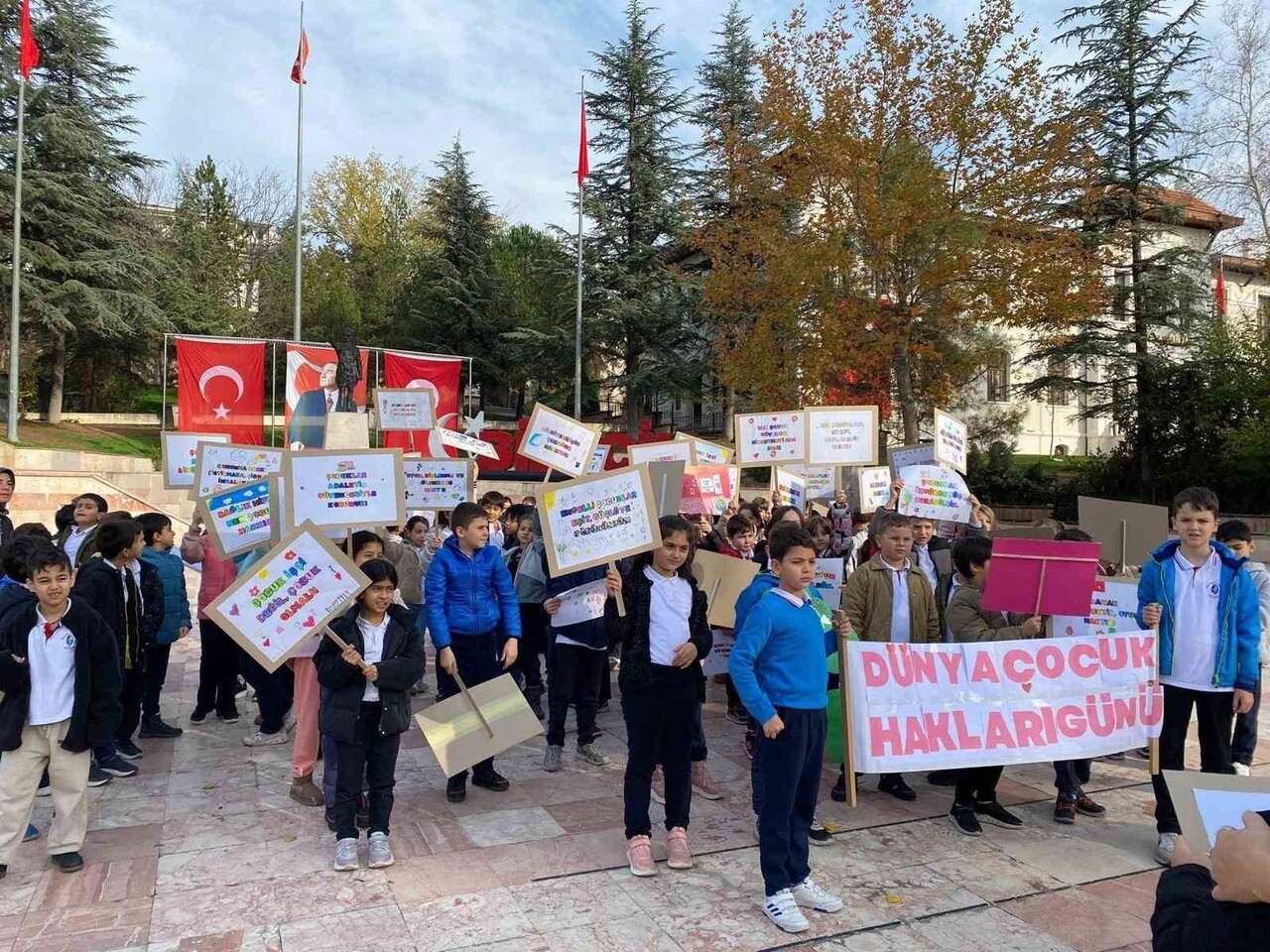 CUMHURİYET MEYDANI BUGÜN RENKLİ BİR NEŞEYLE DOLDU