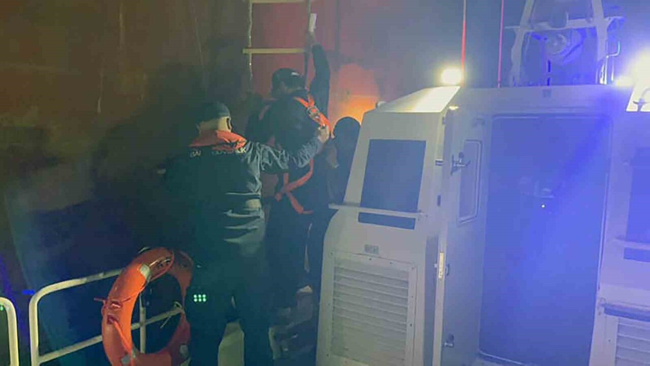 DALAMAN AÇIKLARINDA TİCARİ GEMİDE YARALANAN VATANDAŞA SAHİL GÜVENLİKTEN TIBBİ TAHLİYE