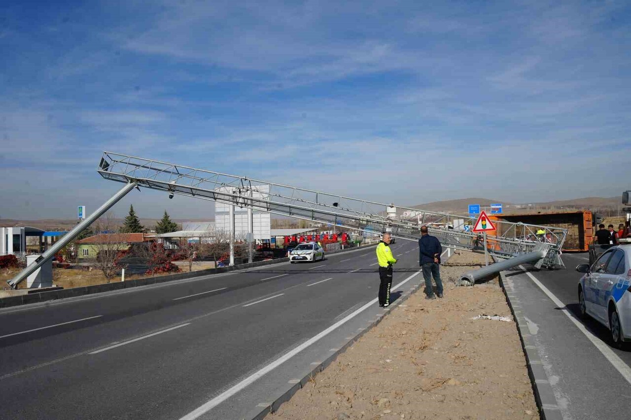 DAMPERİ AÇILAN KARAYOLLARI KAMYONU EDS DİREĞİNE ÇARPARAK DEVRİLDİ