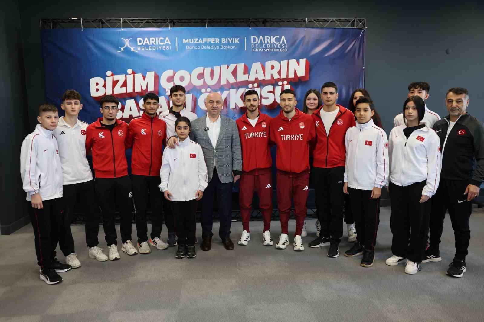 DARICA BELEDİYE BAŞKANI MUZAFFER BIYIK, DARICA BELEDİYESİ EĞİTİM VE SPOR KULÜBÜ’NÜN ULUSAL VE...