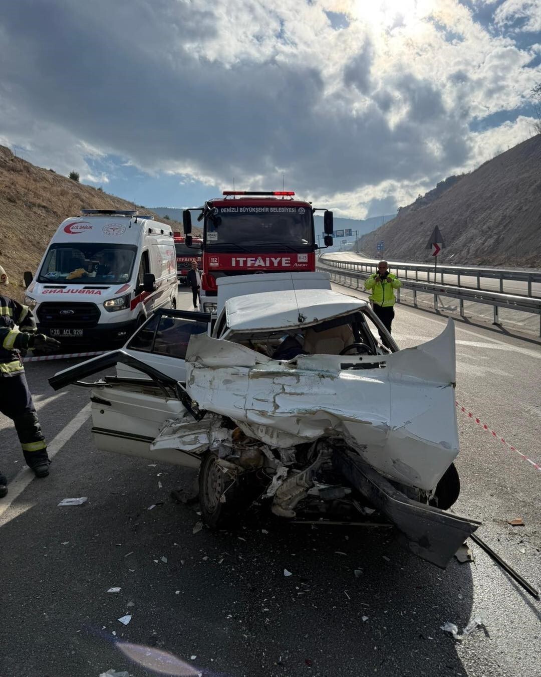 DENİZLİ'DE HAKİMİYETİNİ KAYBETMESİ SONUCU KAMYONA ARKADAN ÇARPAN OTOMOBİL HURDAYA DÖNERKEN SÜRÜCÜ...