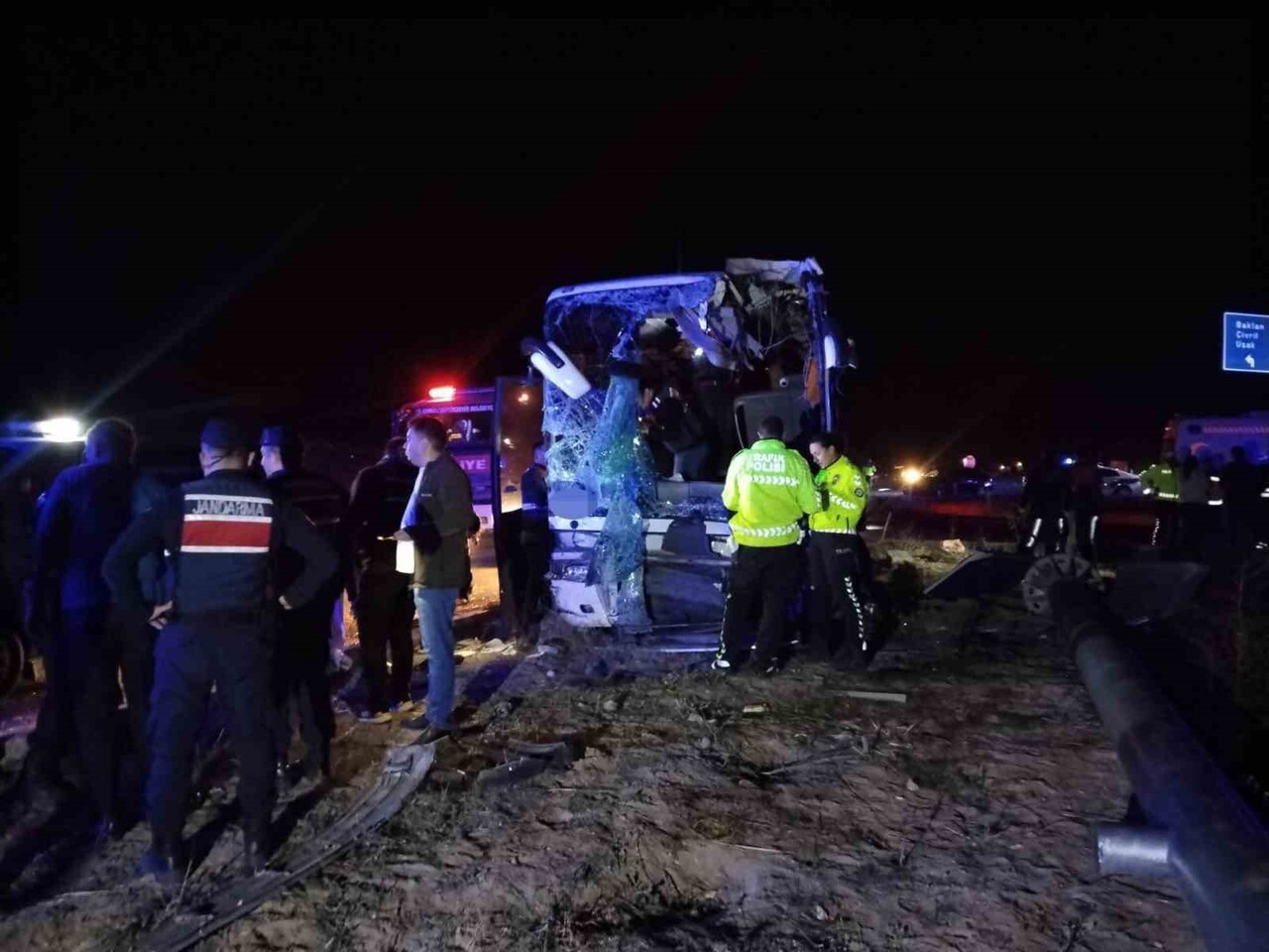 DENİZLİ'DE MİNİBÜS İLE ŞEHİRLERARASI YOLCU OTOBÜSÜ ÇARPIŞTI. MİNİBÜSÜN DEVRİLDİĞİ, OTOBÜSÜN YOLDAN...