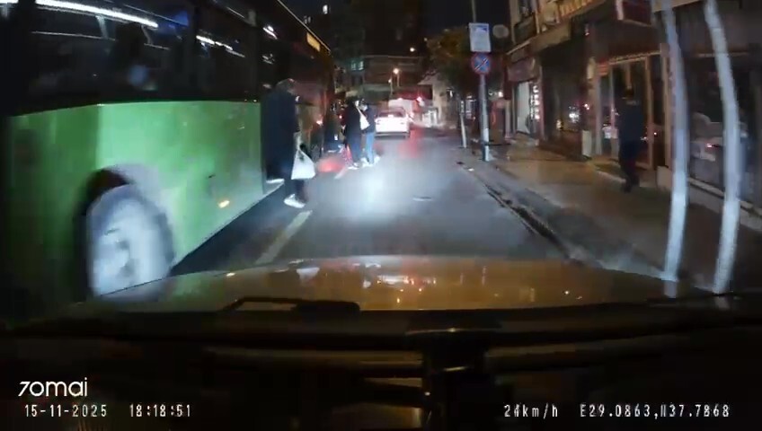 DENİZLİ BÜYÜKŞEHİR BELEDİYESİNE AİT HALK OTOBÜSÜ DURAĞA YANAŞMADAN SOL ŞERİTTE YOLCU İNDİRME VE...