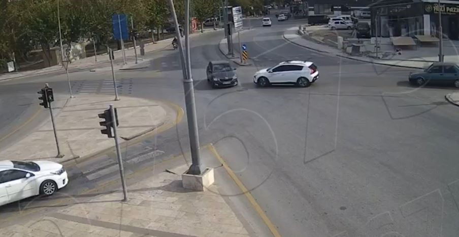 DENİZLİ’DE ARAÇ KAMERASINA YANSIYAN GÖRÜNTÜLERDE KARŞI TARAFTAN GELEN ARACIN KIRMIZI IŞIKTA...