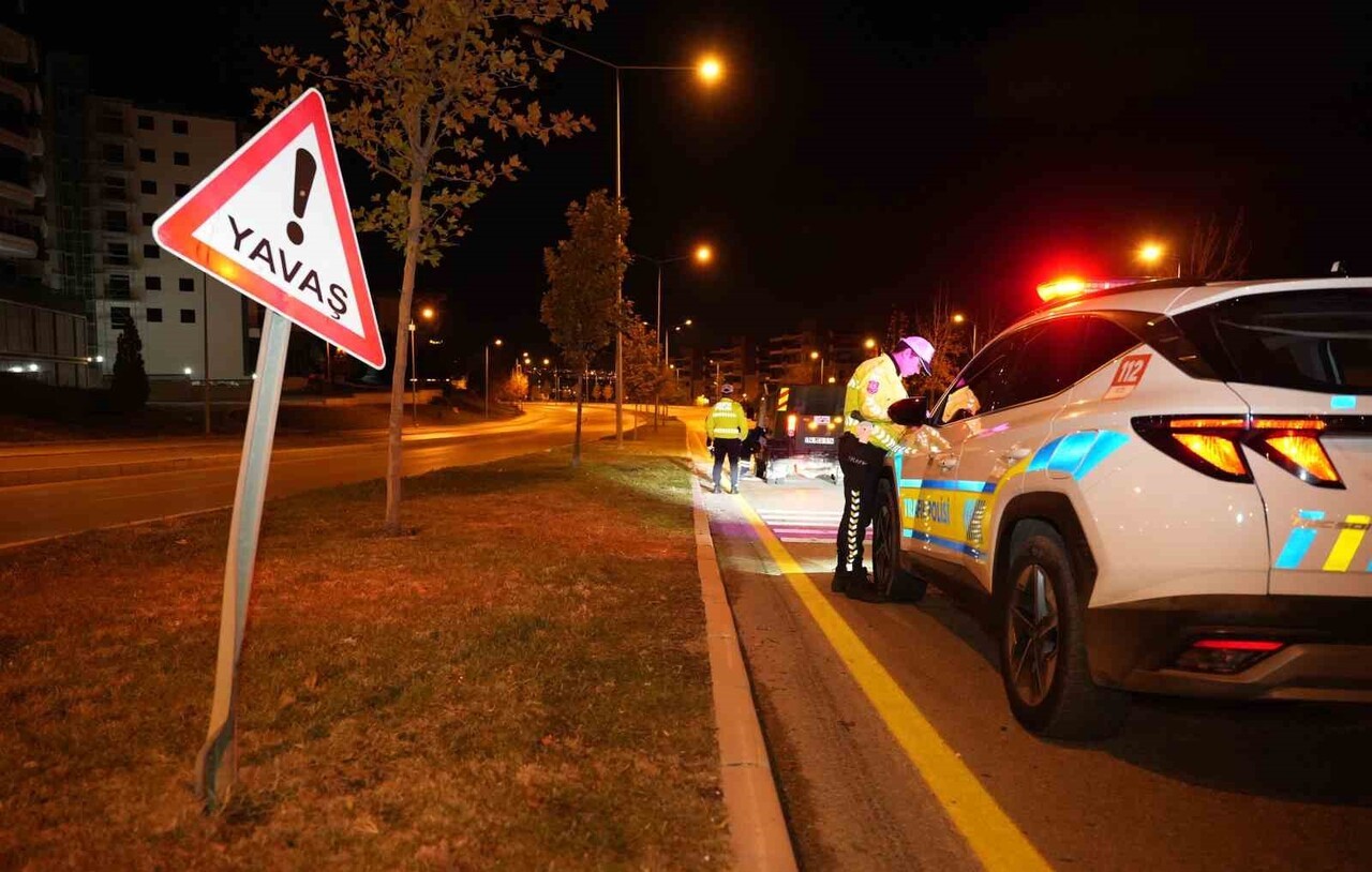 DENİZLİ’DE DİREKSİYON HAKİMİYETİNİ KAYBEDEN OTOMOBİL ÖNCE KALDIRIMA ARDINDAN ORTA REFÜJDEKİ YAVAŞ...