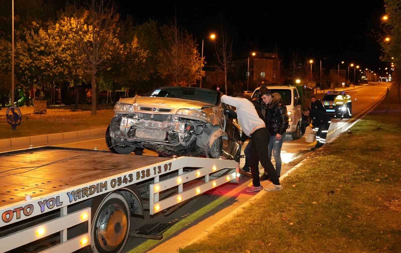 DENİZLİ’DE DİREKSİYON HAKİMİYETİNİ KAYBEDEN OTOMOBİL ÖNCE KALDIRIMA ARDINDAN ORTA REFÜJDEKİ YAVAŞ...