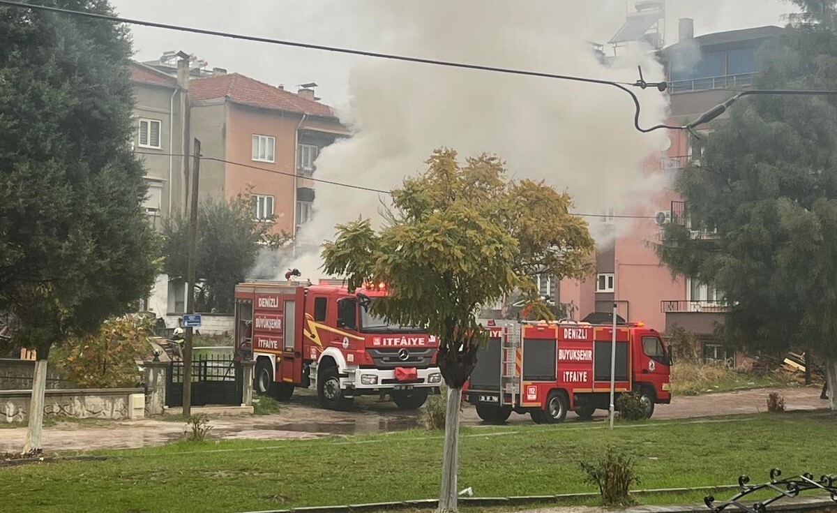 DENİZLİ’DE PARK HALİNDEKİ MİNİBÜS, HENÜZ BİLİNMEYEN NEDENDEN ÖTÜRÜ ÇIKAN YANGINLA ALEVLERE TESLİM...