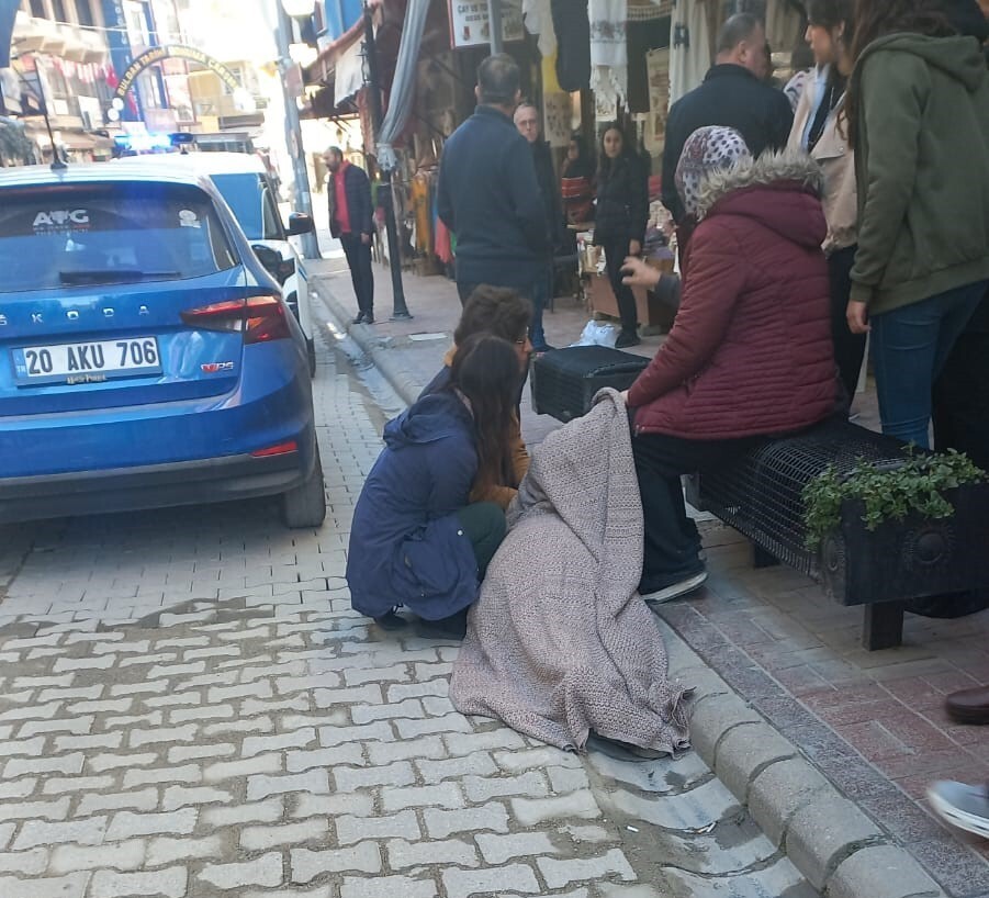 DENİZLİ’DE TERS YÖNE GİREN VE İLERLEYEN OTOMOBİL KAZAYA SEBEP OLDU. KAZADA BİR YAYA...