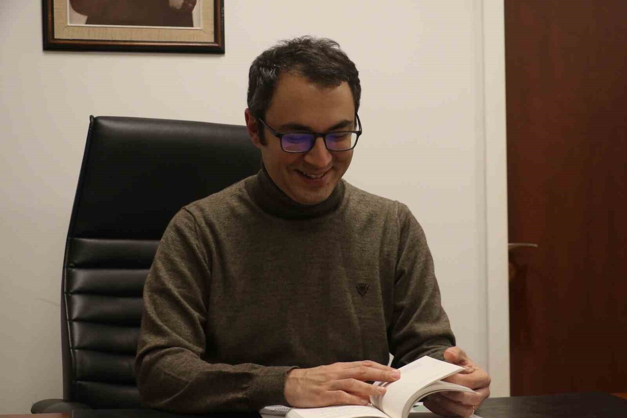 DEVLET ÇOKSESLİ KOROSU (DÇK) ŞEFİ BURAK ONUR ERDEM, "DEVLET ÇOKSESLİ KOROSU OLARAK BU ESERİ...