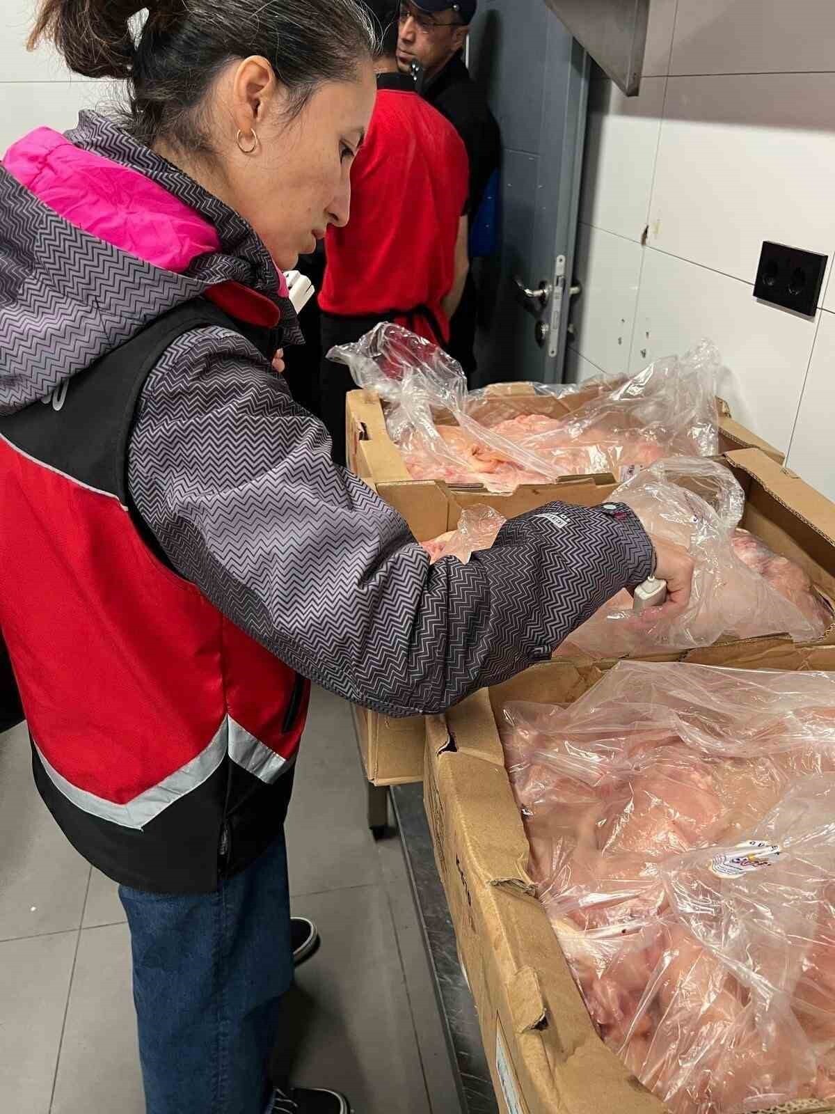 DEVREK İLÇE TARIM VE ORMAN MÜDÜRLÜĞÜ, İLÇEDEKİ TOPLU TÜKETİM VE SATIŞ YERLERİNDE DENETİMLERİNİ...